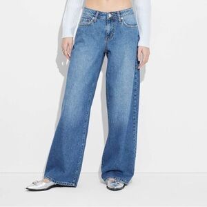 Wild Fable™ Women's Low-Rise Baggy Jeans - Medium Wash 8S